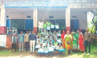 हर हाथ कलम अभियान बना सेंकड़ों जरूरतमंद बच्चों की मुस्कान।   निरंतर भेट कर रहे शैक्षणिक व सहशैक्षणिक सामग्री 