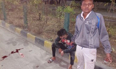 इंदौर के सुपर कॉरिडोर टीसीएस स्क्वायर के पास दो व्यक्ति शराब पीकर एक्टिवा तेज चलाने से डिवाइडर से टकराए चालक को सिर में गंभीर चोट