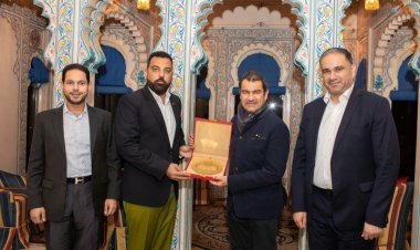 ओमान के शेरपा पंकज ने लक्ष्यराज सिंह मेवाड़ को स्मृति चिह्न भेंट किया