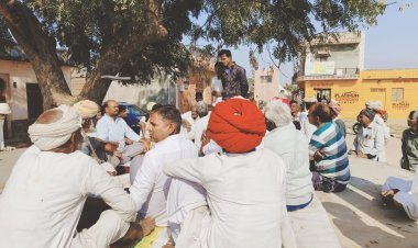 पंचायत समिति सिरोही के प्रधान हसमुख मेघवाल ने ग्राम पंचायत संरतरा के गांव सिलोइया में ग्राम विकास अधिकारी नाथू लाल मीणा के साथ जनसमस्याओं को लेकर ग्रामीणों के साथ बैठक आयोजित।