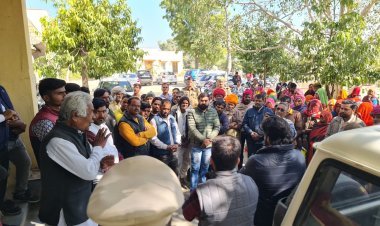 होटल मालिक और प्रशासनिक अधिकारी के खिलाफ लामबंद हुए ग्रामीण