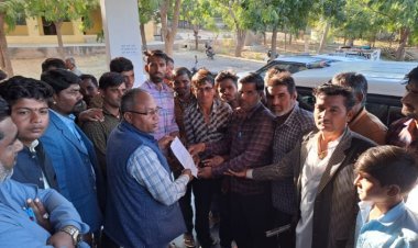 शहीद स्मारक पर लगी फ्रेम युक्त मूर्ति चोरी प्रकरण के सम्बद्ध में तहसीलदार के मार्फत जिला कलेक्टर को दिया ज्ञापन