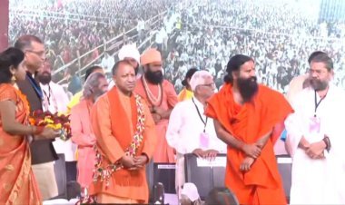 "हिंदू धर्म कैसा होता है, योगी आदित्यनाथ जैसा होता है" जलगांव में एक कार्यक्रम के दौरान रामदेव बाबा ने कही बड़ी बात