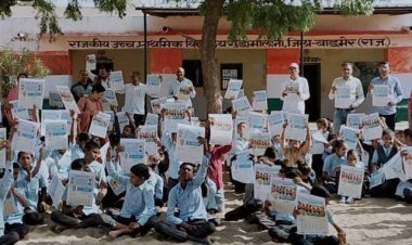 विद्यार्थियों को वितरित किए गए कैलेंडर