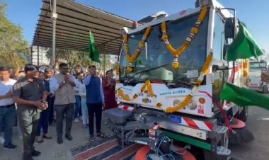 इंदौर महापौर पुष्यमित्र भार्गव ने नगर निगम पहली सीएनजी गाड़ी को दिखाई हरी झंडी 