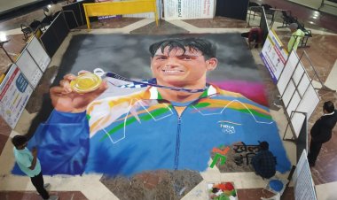 छत्तीसगढ़ के कलाकारों के द्वारा इन्दौर कलेक्टर आफिस में ओलंपिक विजेता नीरज चौपड़ा का चित्रण ।    