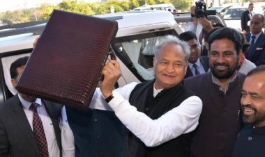 अशोक गहलोत ने विधानसभा में पढ़ दिया पुराना बजट, माफ़ी मांगने के बाद जारी किया गया बजट