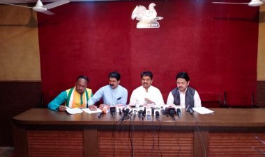 Indore में पत्रकारों से चर्चा करते हुए पूर्व गृह मंत्री बाला बच्चन ने भाजपा पर साधा निशाना