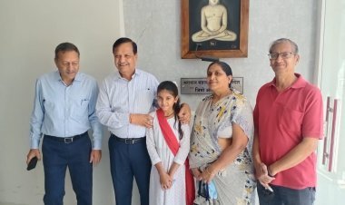 इंदौर की नन्ही कथक कलाकार काव्या जैन ने डायलिसिस रोगियों को दी सहयोग राशि