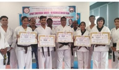 कराटे में बरखा एवं प्रज्ञा को ब्लेक बेल्ट*