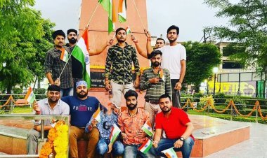 शहीद हुए वीर जवानो के शौर्य एवं बलिदान को नमन करते हुए  शहीद स्मारक पर पुष्पांजलि  अर्पित