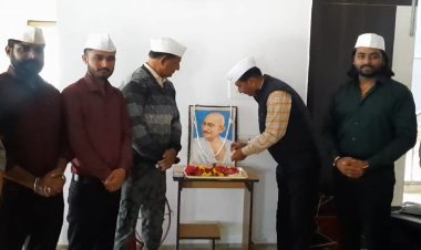 पंकज कुमार शर्मा ने खेलगांव स्थित प्रत्यूष भवन में बापू की तस्वीर पर पुष्प अर्पित कर उन्हें श्रद्धांजलि अर्पित की।