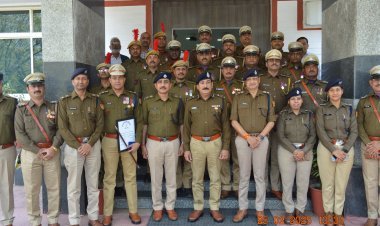 गृह मंत्रालय भारत सरकार की ओर से घोषित अति उत्कृष्ट और उत्कृष्ट सेवा पदक डीजीपी डिस्क अवॉर्ड प्रदत्त करते महानिरीक्षक पुलिस उदयपुर रेंज श्री राजेश मीणा 