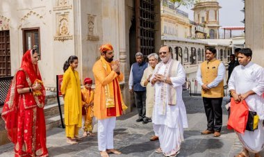 मेवाड़ राजघराने के धर्मगुरु गोस्वामी महाराज श्री 108  श्री डॉ. वागीश कुमार की डॉ. लक्ष्यराज सिंह मेवाड़ ने सिटी पैलेस में शाही अगवानी की