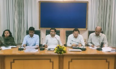 जिला परिषद सभागार में चल रही बैठक