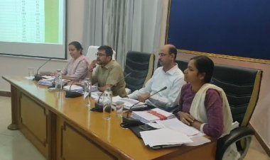 जिला कलेक्टर नमित मेहता की अध्यक्षता में जिला परिषद सभागार में चल रही है बैठक