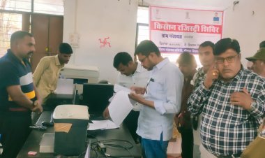 जिला कलेक्टर की पहल कलेक्टर कार्यालय परिसर में सफाई अभियान अधिकारियों - कर्मचारियों ने किया श्रमदान साफ सफाई के साथ ही फाइलें भी की व्यवस्थित