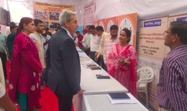 जिला परिषद सभागार में चल रही है बैठक