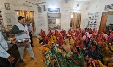 विद्यापीठ - होली मिलन समारोह का हुआ आयोजन  कार्यकर्ताओं ने खेली फुलों की होली