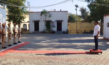 केंद्रीय कारागृह का निरीक्षण करने पहुँचे जिला कलेक्टर नमित मेहता