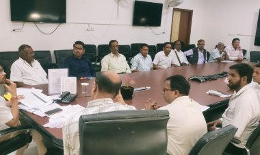 जिला निर्वाचन अधिकारी ने ली राजनीतिक दलों के प्रतिनिधियों की बैठक