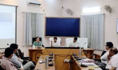 जिला कलेक्टर नमित मेहता की अध्यक्षता में जिला परिषद सभागार में चल रही समीक्षा बैठक