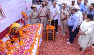 राष्ट्रीय अग्निशमन सेवा सप्ताह का आगाज  दिवंगत फायर फाइटर्स को श्रद्धांजलि, रखा मौन