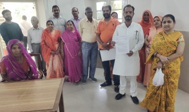 रूप सागर तालाब को बचाने के लिए तालाब विकास संघर्ष समिति ने जिला कलेक्टर को गुलाब के फूल भेंट किये।