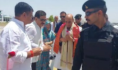 रक्षा मंत्री राज नाथ सिंह पहुंचे डबोक एयरपोर्ट, भारतीय वायु सेना के विशेष विमान से पहुंचे राजनाथ