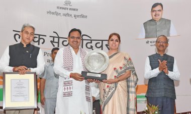 संभागीय आयुक्त सुश्री प्रज्ञा केवलरमानी को मिला राज्य स्तरीय सम्मान लोक सेवा दिवस कार्यक्रम में मुख्यमंत्री ने किया सम्मानित