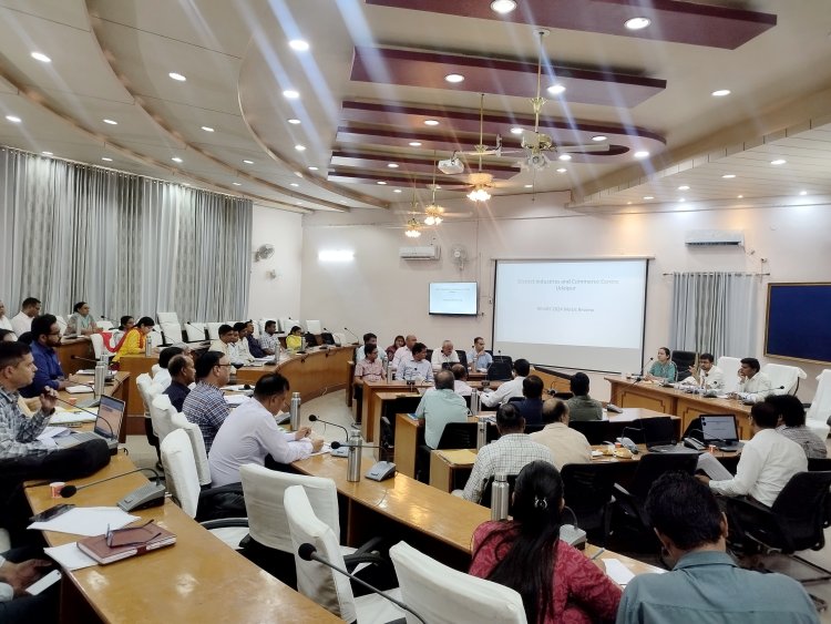 जिला कलेक्टर नमित मेहता की अध्यक्षता में जिला परिषद सभागार में चल रही समीक्षा बैठक
