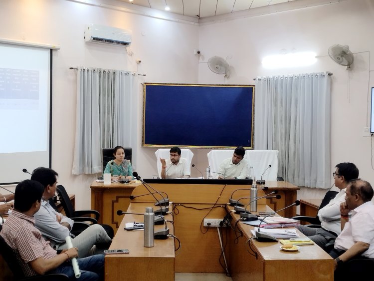 जिला कलेक्टर नमित मेहता की अध्यक्षता में जिला परिषद सभागार में चल रही समीक्षा बैठक