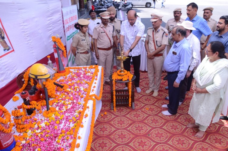 राष्ट्रीय अग्निशमन सेवा सप्ताह का आगाज  दिवंगत फायर फाइटर्स को श्रद्धांजलि, रखा मौन