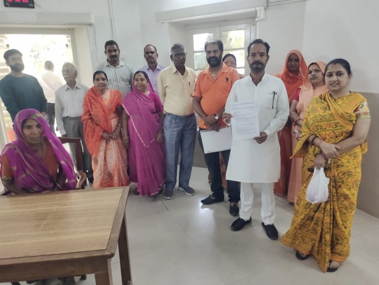 रूप सागर तालाब को बचाने के लिए तालाब विकास संघर्ष समिति ने जिला कलेक्टर को गुलाब के फूल भेंट किये।