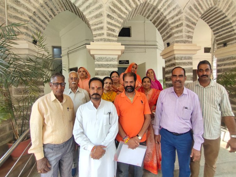 रूप सागर तालाब को बचाने के लिए तालाब विकास संघर्ष समिति ने जिला कलेक्टर को गुलाब के फूल भेंट किये।