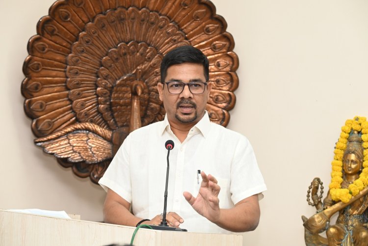 महामना मदन मोहन मालवीय राष्ट्रीय पत्रकारिता रत्न सम्मान से अभिषेक श्रीवास्तव हुए सम्मानित