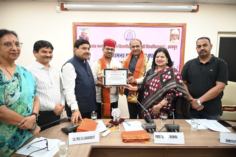महामना मदन मोहन मालवीय राष्ट्रीय पत्रकारिता रत्न सम्मान से अभिषेक श्रीवास्तव हुए सम्मानित