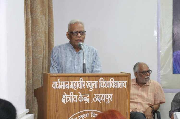 नंद चतुर्वेदी व्याख्यान देते प्रसिद्ध साहित्यकार विष्णु नागर. नंद चतुर्वेदी की बंगला में अनुवादित काव्य पुस्तक शिशिरेई सेई दिन का विमोचन