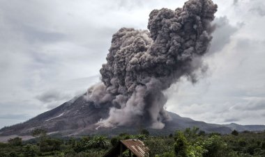 इंडोनेशिया ज्वालामुखी विस्फोट से अंतरराष्ट्रीय उड़ानें बाधित, यात्रियों को भारी परेशानी