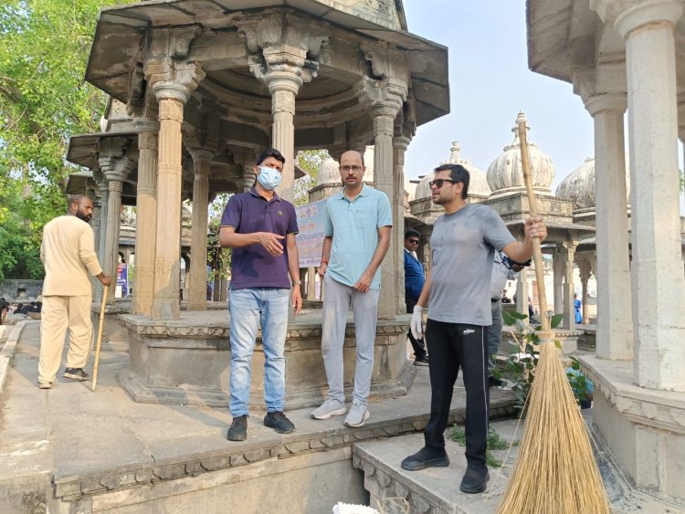 उदयपुर में जल संरक्षण अभियान की अगुवाई करते हुए जिला कलेक्टर नामित मेहता ने खुद उठाई झाड़ू । सरलता और सेवा भावना से जीता जनमानस का दिल।
