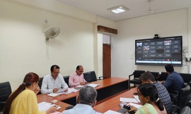 संभागीय आयुक्त ने फ्लैगशिप योजनाओं की प्रगति पर ली समीक्षा बैठक, दिए समयबद्ध लक्ष्य पूरे करने के निर्देश