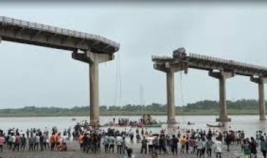 गुजरात में वडोदरा के पादरा में गंभीरा पुल ढहने से 9 की मौत, 8 घायल; कई वाहन  नदी में गिर गए