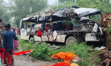 देवघर सड़क हादसा: कांवड़ियों से भरी बस और ट्रक की टक्कर में 18 की मौत, कई घायल