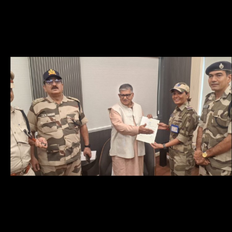 महाराणा प्रताप एयरपोर्ट पर राज्यपाल गुलाब चंद कटारिया ने गीता सामोता को राष्ट्रपति प्रशंसा पत्र देकर किया सम्मानित