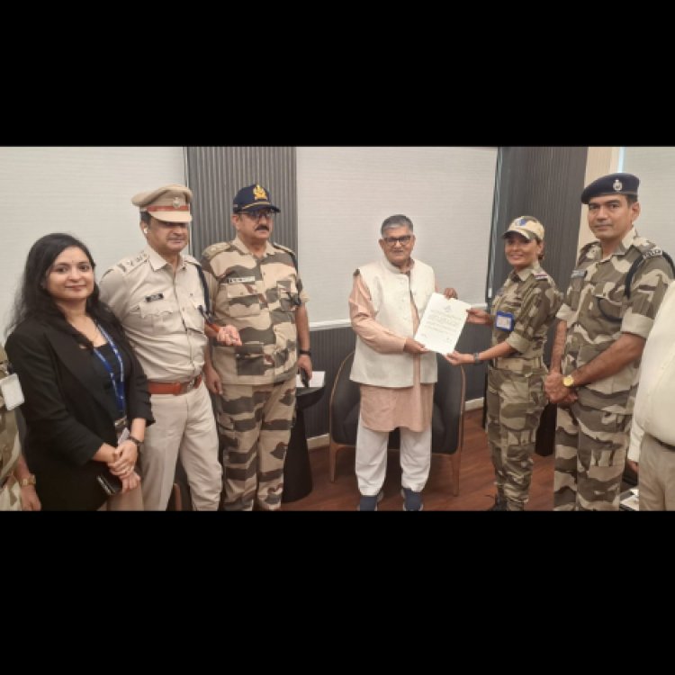 महाराणा प्रताप एयरपोर्ट पर राज्यपाल गुलाब चंद कटारिया ने गीता सामोता को राष्ट्रपति प्रशंसा पत्र देकर किया सम्मानित