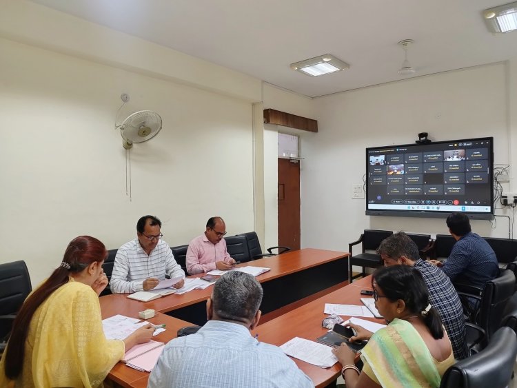 संभागीय आयुक्त ने फ्लैगशिप योजनाओं की प्रगति पर ली समीक्षा बैठक, दिए समयबद्ध लक्ष्य पूरे करने के निर्देश