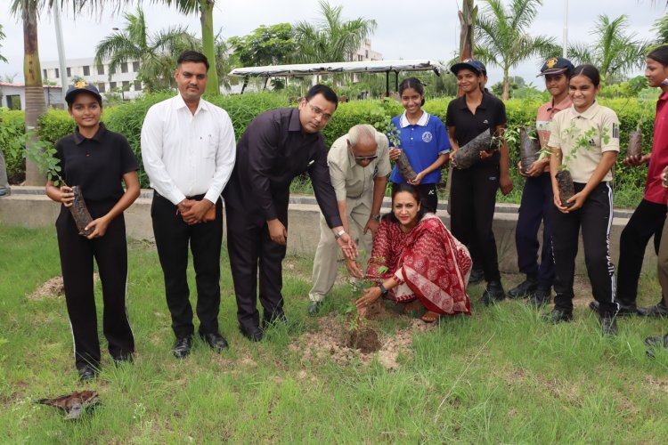 यू.एस. ओस्तवाल कॉलेज, मंगलवाड़ में एनसीसी केडेट्स और छात्र-छात्राओं ने चलाया पर्यावरण संरक्षण हेतु वृक्षारोपण अभियान