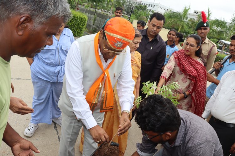 यू.एस. ओस्तवाल कॉलेज, मंगलवाड़ में एनसीसी केडेट्स और छात्र-छात्राओं ने चलाया पर्यावरण संरक्षण हेतु वृक्षारोपण अभियान