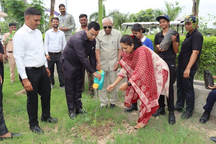 यू.एस. ओस्तवाल कॉलेज, मंगलवाड़ में एनसीसी केडेट्स और छात्र-छात्राओं ने चलाया पर्यावरण संरक्षण हेतु वृक्षारोपण अभियान