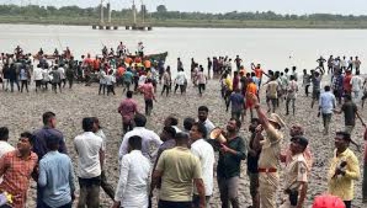 गुजरात में वडोदरा के पादरा में गंभीरा पुल ढहने से 9 की मौत, 8 घायल; कई वाहन  नदी में गिर गए
